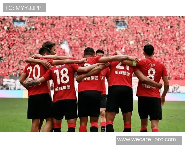 球迷热情索要足球球星签名引发互动温情瞬间全场掌声不断 球迷热情索要足球球星签名引发互动温情瞬间全场掌声不断