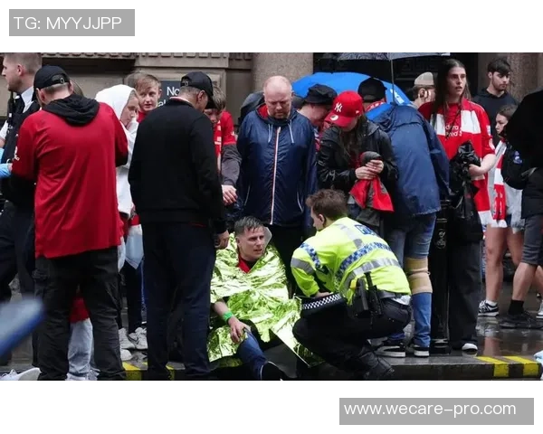 足球场上撞人的球星名场面背后：他的冲撞为何成为热议焦点