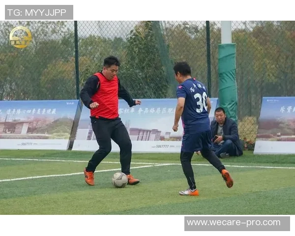 足球巨星温情时刻怀抱大鱼引发网友热议与欢乐讨论