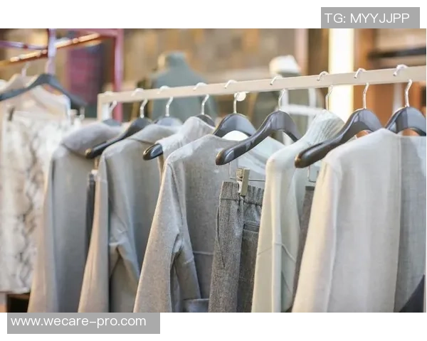 足球巨星签名挂画精美呈现彰显球场荣耀与个人风采