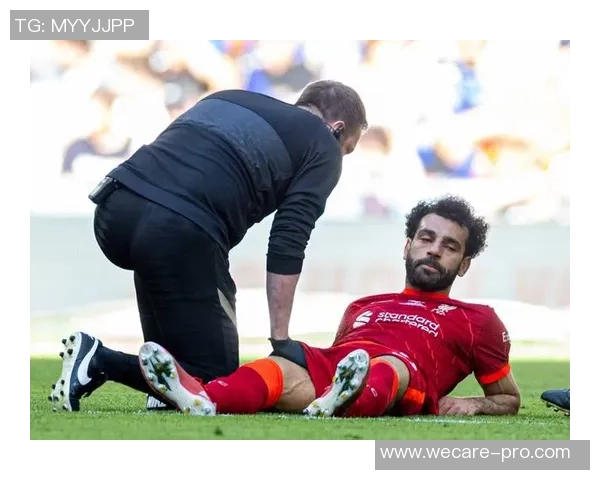 足球抢点球星门前灵敏嗅觉展现瞬间爆发力与致胜关键