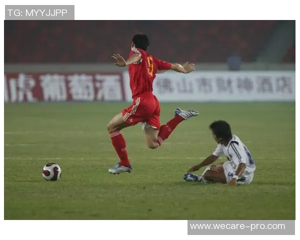 足球球星帅气瞬间大合集：从场上到场下他们的迷人风采